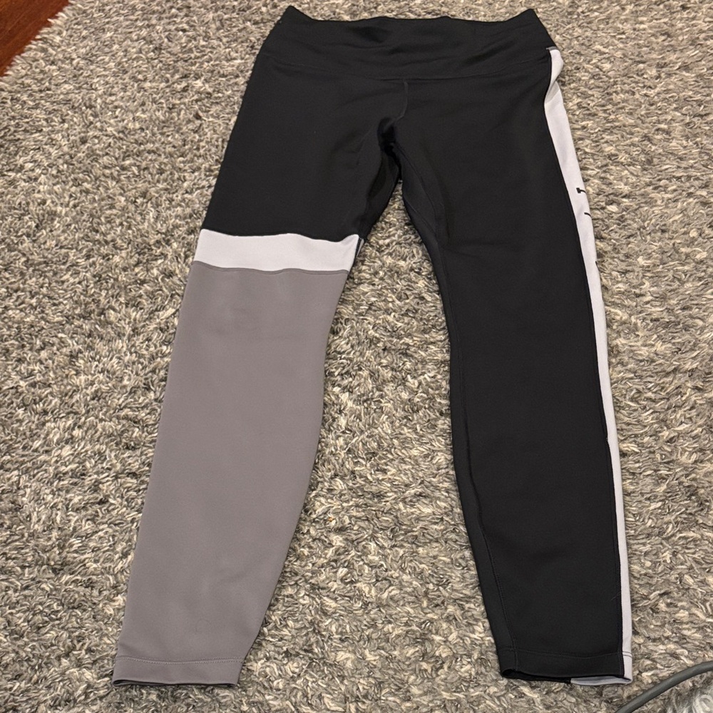 Woman athletic Black and Gray Nike Leggings
